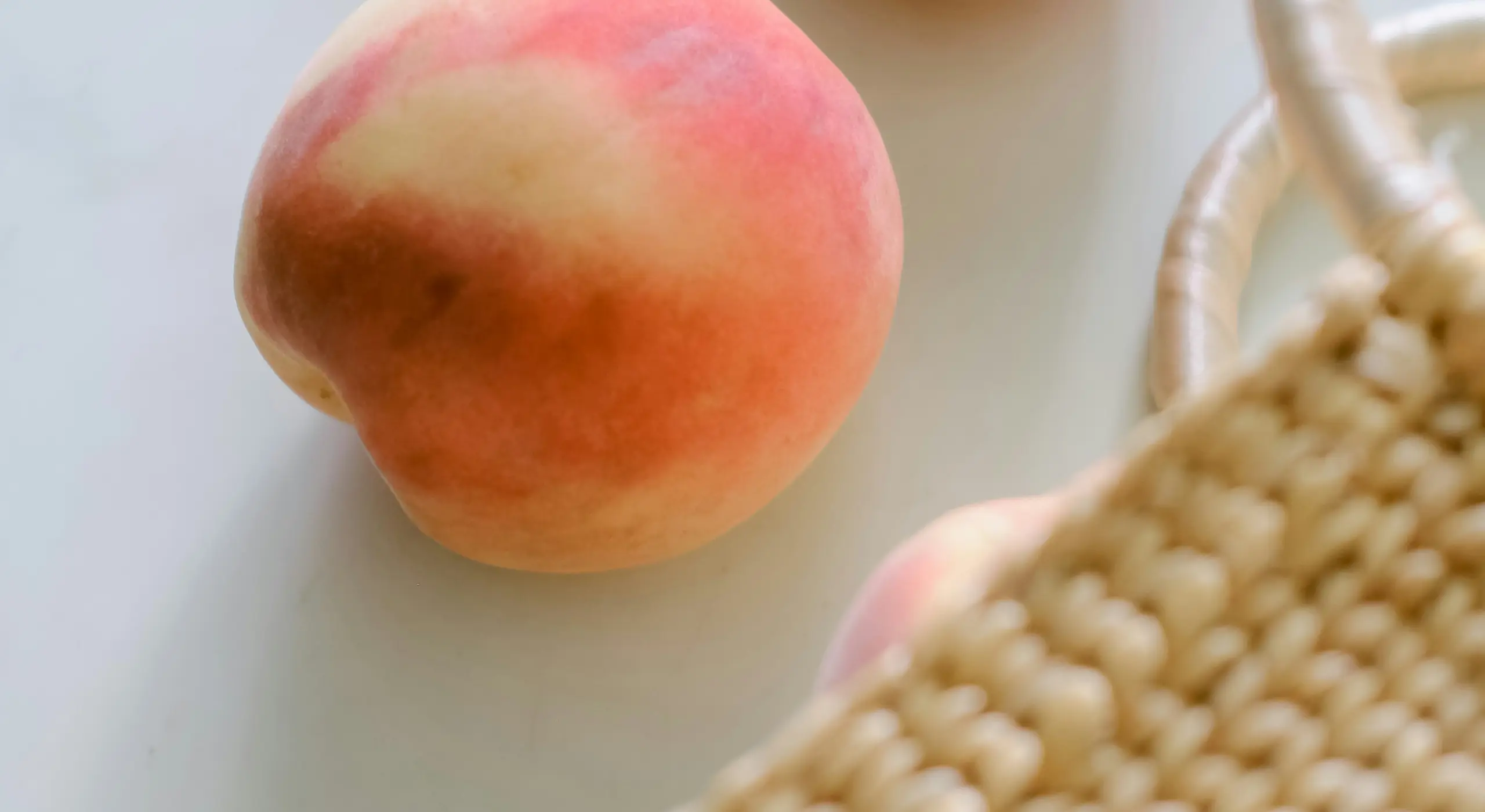 ホームページ制作サービス「はぐぺ」を象徴する桃のメインビジュアル